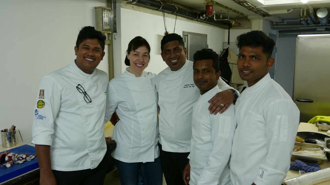 Francine Wickler und ihre Kollegen von den Malediven in den Katakomben des Parkrestaurants. Bild: Jung