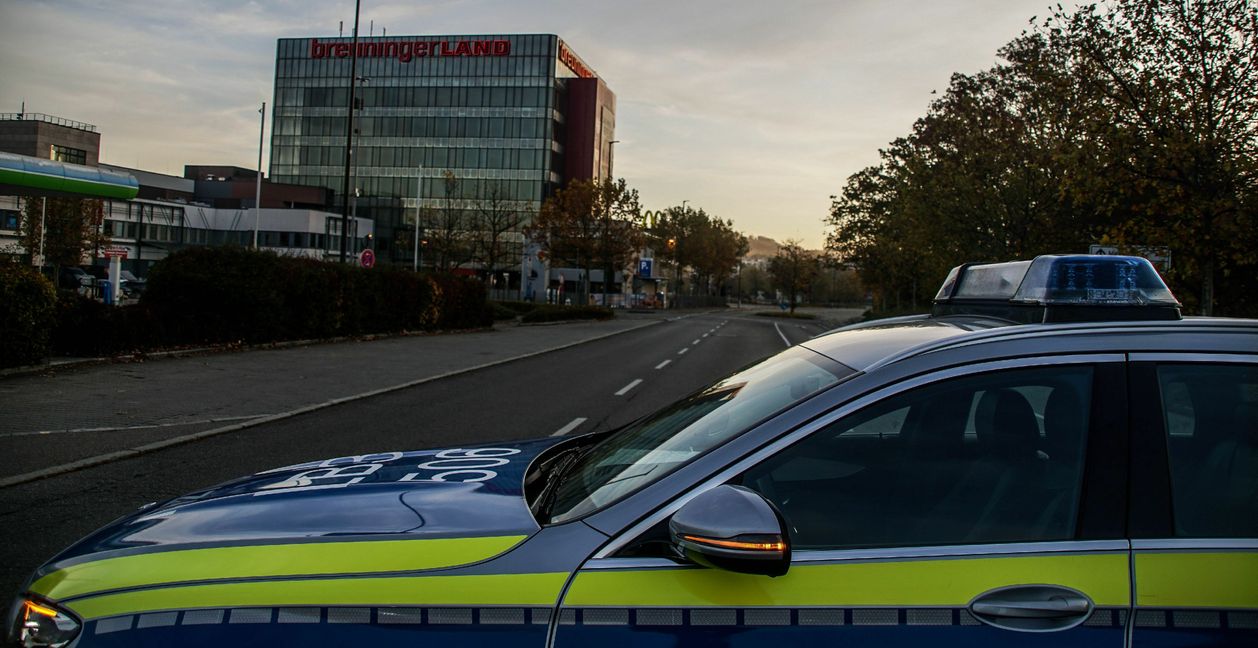 Die Polizei riegelte das Gelände rund um das Breuningerland ab.          Bild: Dettenmeyer/A