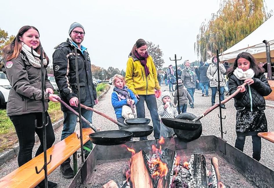 Über dem offenen Feuer konnten sich die Besucher des 16. Hobbykünstlermarkts in Dachtel ihre Pfannkuchen selbst zubereiten.  Bild: Richter