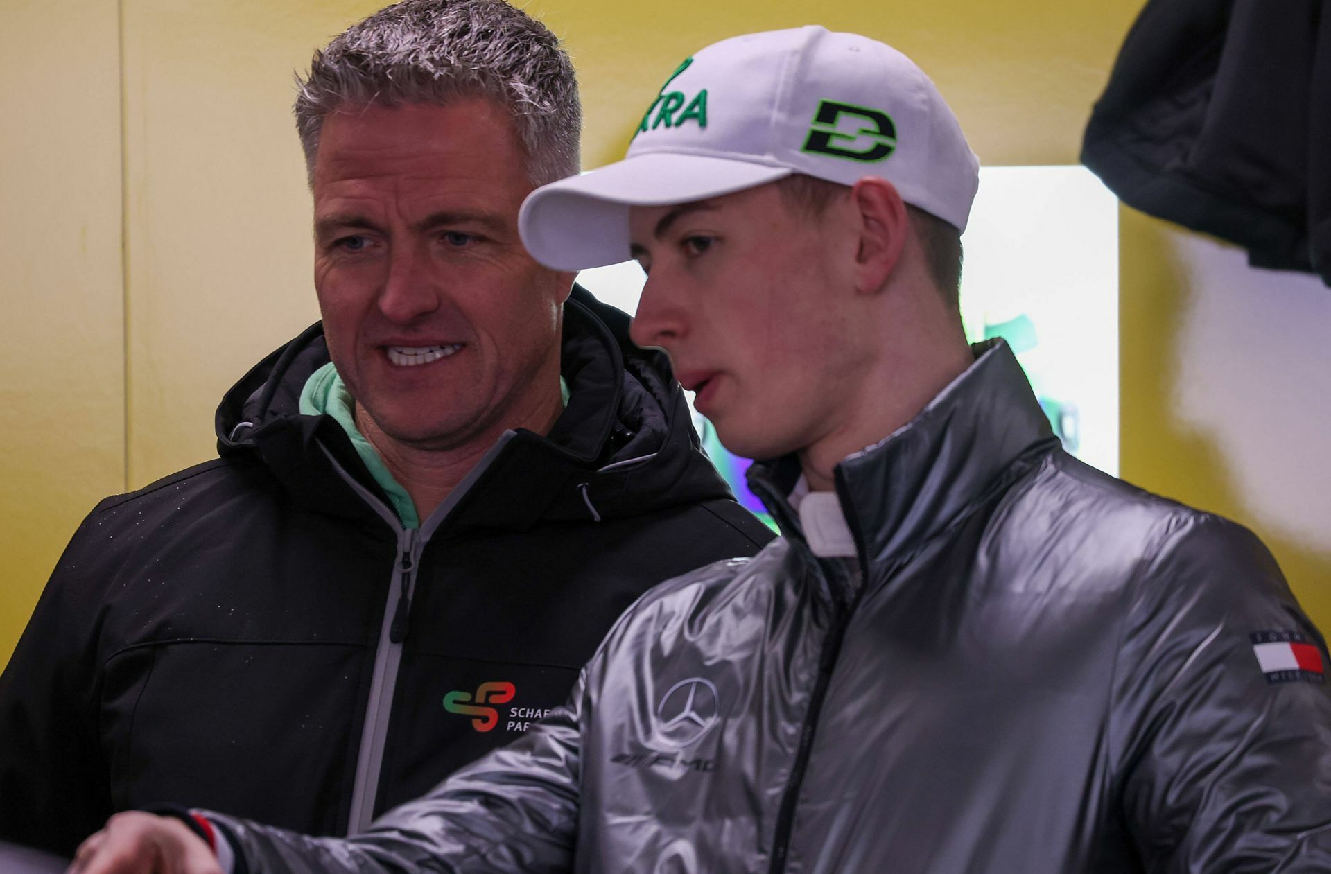 Bald zwei Generationen mit DTM-Erfahrung: David Schumacher (re.) mit seinem Vater Ralf bei den Testfahrten Anfang April in Hockenheim.