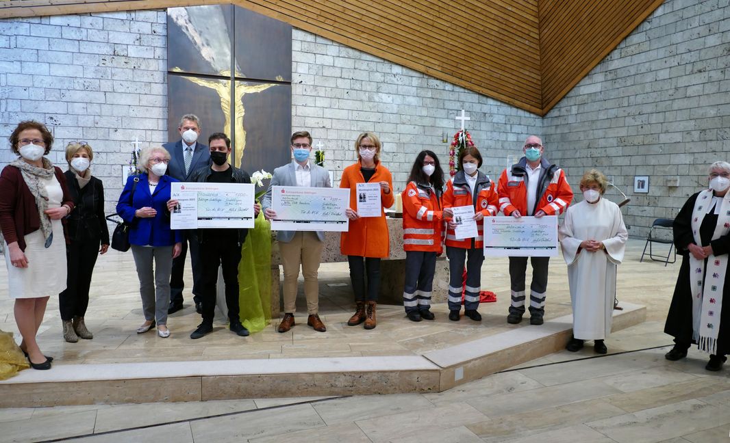 Bei der Verleihung des Martinspreises in der Sindelfinger Kirche St. Maria (von links): Birgit Wohland-Braun, Gisela Hampe, Monica Weywar, Norbert Brüderl, Florian Wahl, Max Reinhardt, Heike Stahl, Beate Brückner, Birgit Bux, Thomas Brückner, Ingrid Wedl und Margret Remppis.                          Bild: Lück