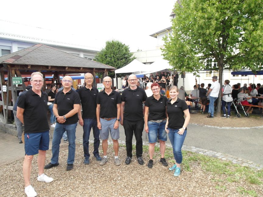 Auf unserem Foto (von links): Ernst Horlacher, Andreas Schwarz, Jürgen Mann (Vorsitzender des Liederkranzes Altdorf), Hansjörg Haisch, Thomas Daub (musikalischer Leiter), Tanja Häußer und  Julia Kasberger.  Bild: Staber