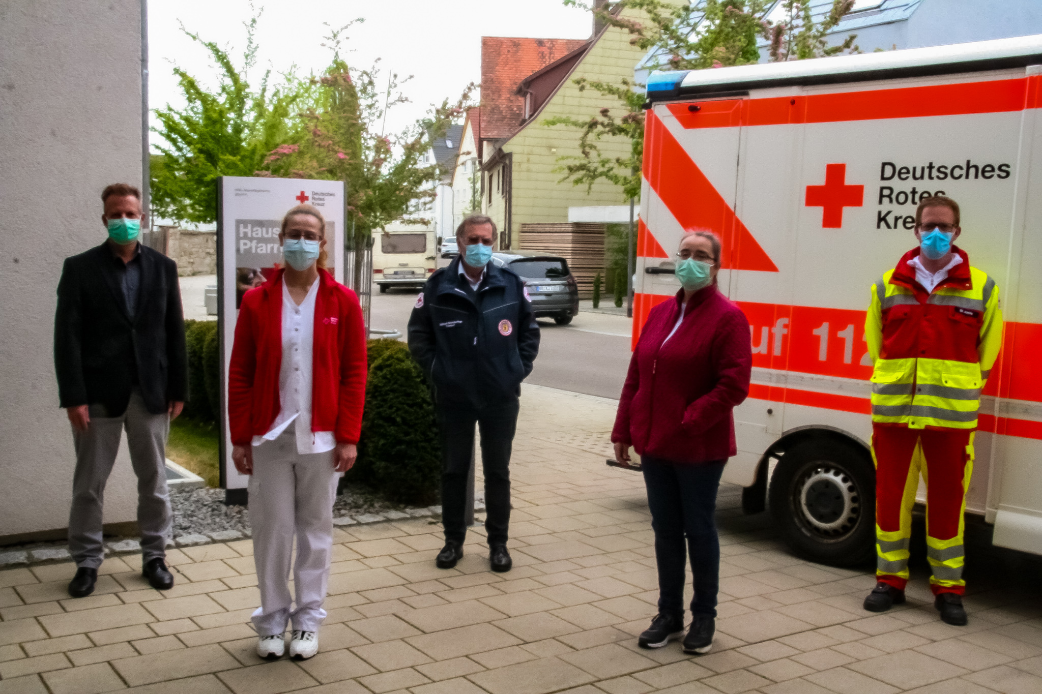 DRK-Kreisgeschäftsführer Alexander Huth, Heimleiterin Marina Amarantini ("Haus am Pfarrgarten" in Renningen), DRK-Präsident Michael Steindorfner, Petra Quitadamo (Ambulanter DRK-Pflegedienst) und Stephan Abele (Stellvertretender DRK-Rettungswachenleiter Malmsheim/Leonberg).