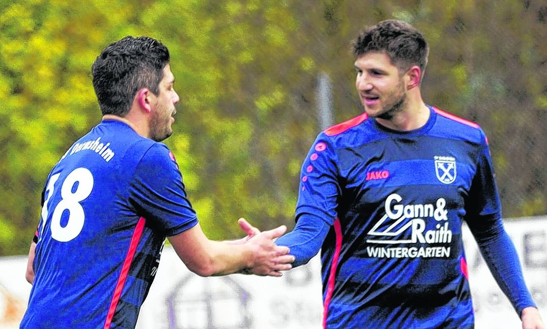 Gut gemacht: Der doppelte Torschütze Björn Holz (links) und Matthias Mang klatschen ab. Bild: automotorart