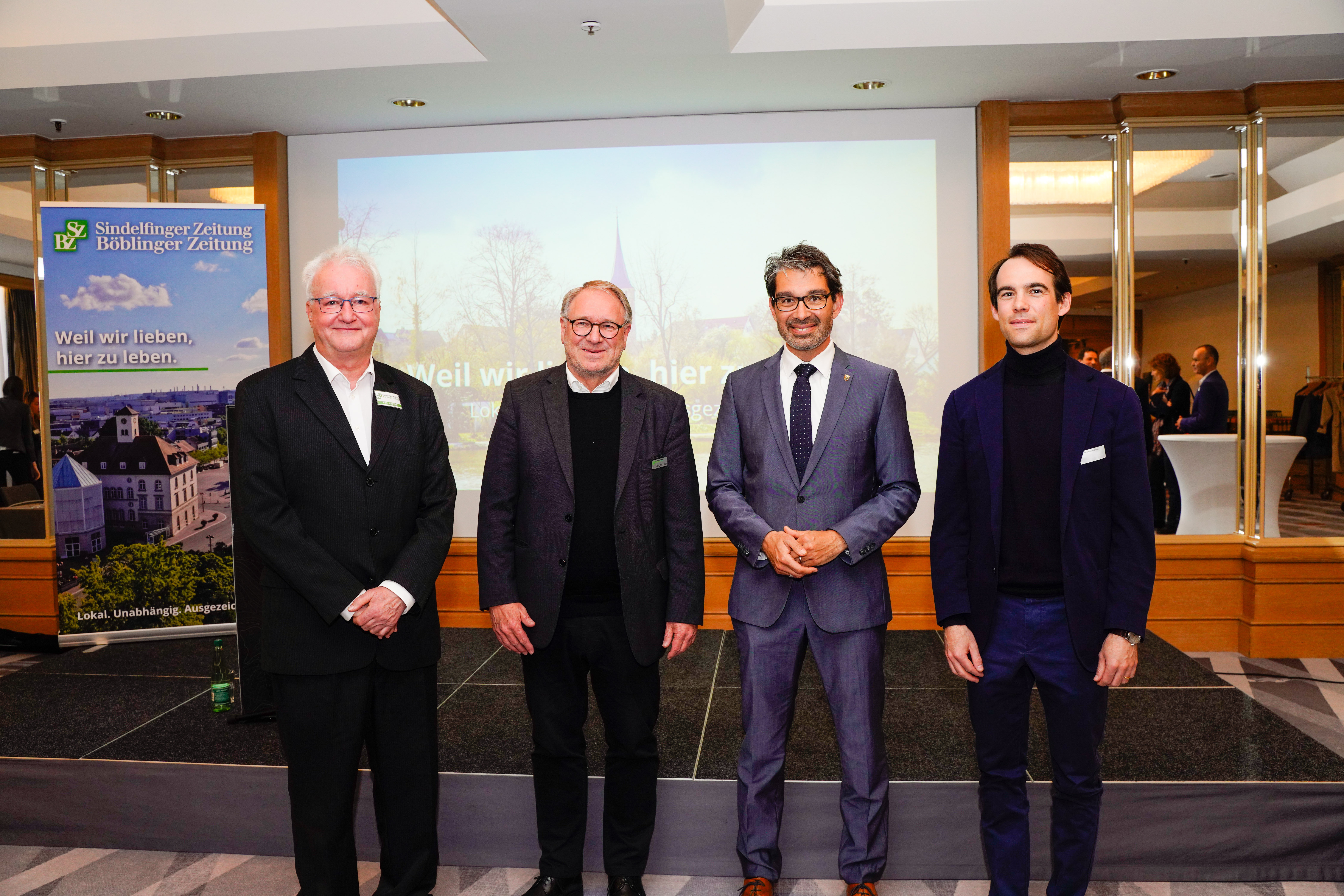 SZ/BZ-Zukunftsveranstaltung im Sindelfinger Marriott Hotel (von links): SZ/BZ-Verlagsleiter und Chefredakteur Hans-Jörg Zürn; Chefredakteur  Jürgen Haar; Dr. Andre Baumann, baden-württembergischer Staatssekretär im Ministerium für Umwelt, Klima und Energiewirtschaft sowie SZ/BZ-Verleger Dr. Christian Röhm.