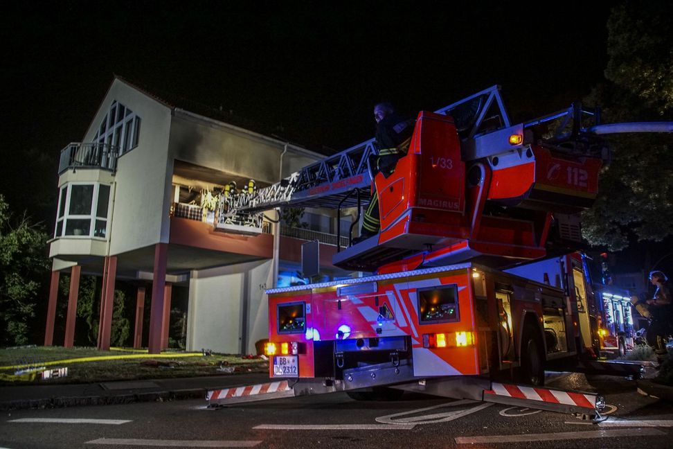 Bein einem Brand in der Goldmühlestraße kam am Freitagabend ein Mensch ums Leben. Bilder: SDMG/Dettenmeyer
