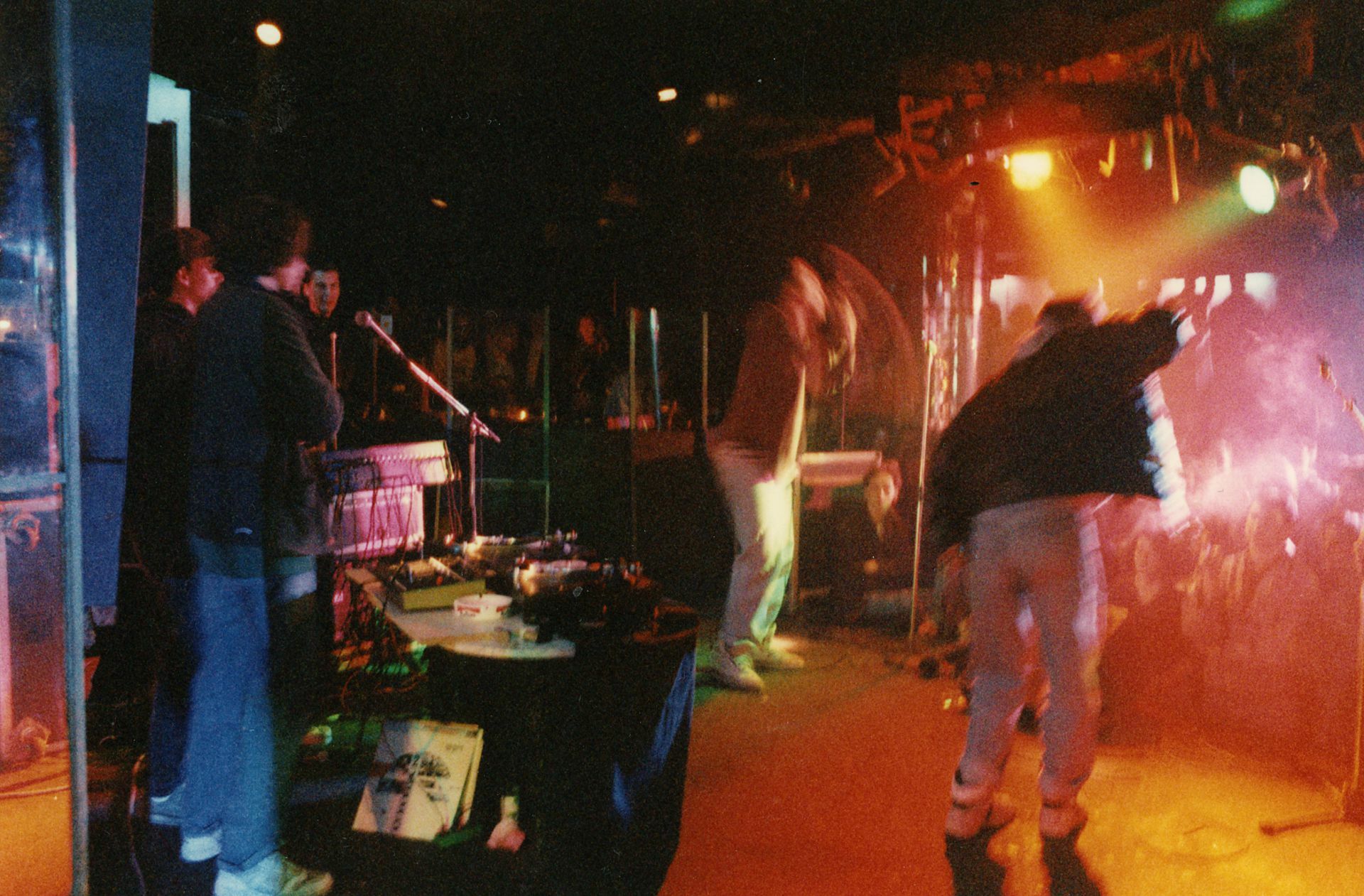 1990 bei einem Auftritt im Stuttgarter Club Oz. Dort spielten übrigens auch mal Depeche Mode in ihren Anfangstagen. Foto: Band-Archiv