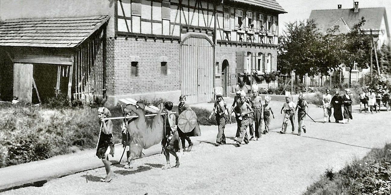 Am Samstag steigt wieder das traditionsreiche Maichinger Kinderfest. Hier ein Blick zurück in die 50er Jahre. Bild: Archiv Arnau