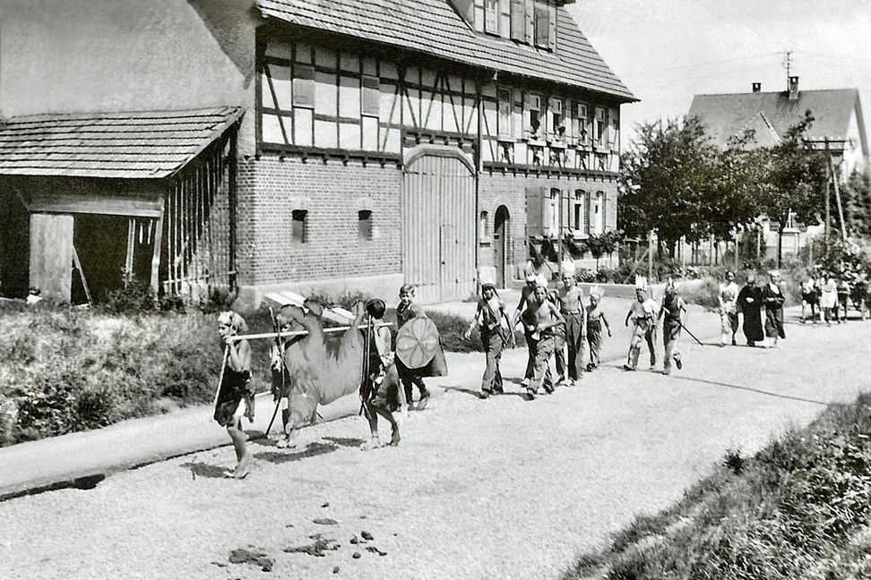 Am Samstag steigt wieder das traditionsreiche Maichinger Kinderfest. Hier ein Blick zurück in die 50er Jahre. Bild: Archiv Arnau