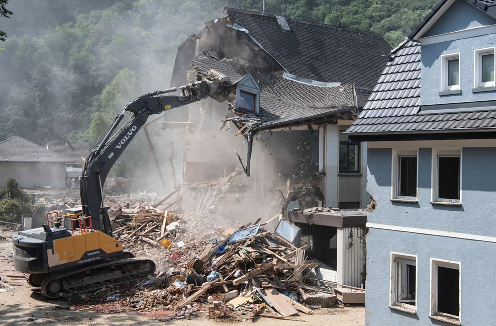 Die Schäden nach einer Flutkatastrophe wie hier in Altenahr können immens sein. Hilft eine Pflichtversicherung?
 Foto: dpa/Boris Roessler