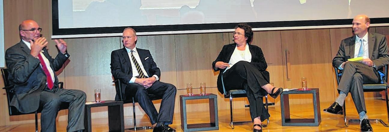 Podiumsdiskussion mit Sparkassenvorstand Michael Tillmann (von links), Rechtsanwalt und Betriebswirt Dr. Frank Helmut Büchler, Unternehmensberaterin Maria Wirtz und Moderator Dr. Björne Raetzell. Bilder: Reichert