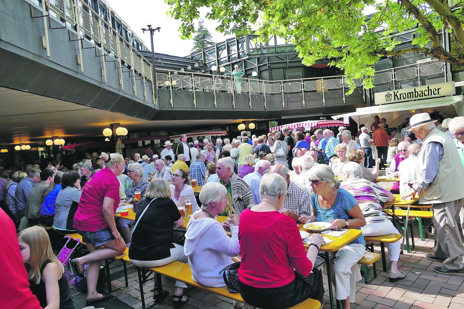 Traditionell laden nach dem Ernte-Ende Reit- und Fahrverein Maichingen und der Landfrauenverein zur Sichelhenke ein. Rund um das Bürgerhaus ging es gemütlich zu. Bild: Lück