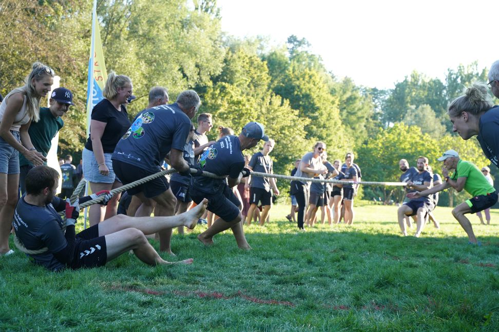 Beim Tauziehen der Stadtwerke-Teamchallenge in Sindelfingen strotzen die Energieversorger vor Kraft. Bild: Dettenmayer