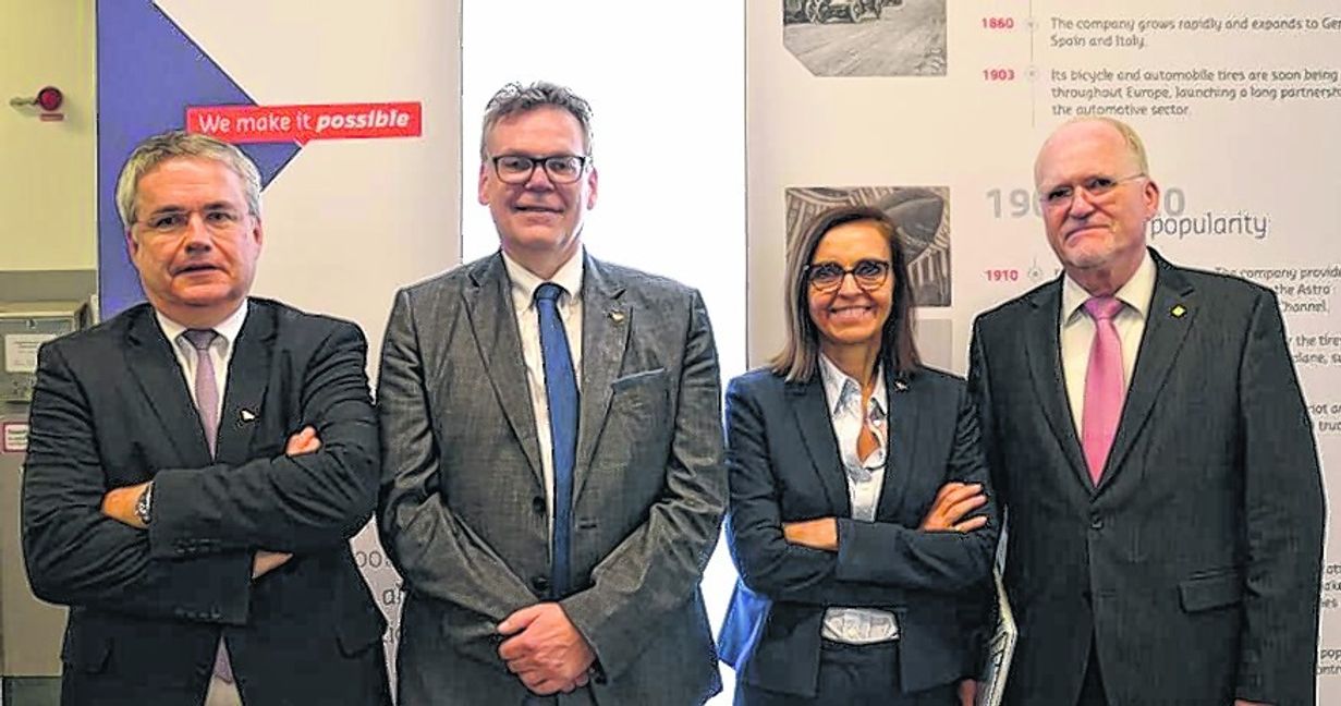 Das 60-jährige Bestehen von Hutchinson Stop-Choc wurde in Renningen mit seltenen Gästen aus Frankreich gefeiert. Von links: Philippe Olivier, bei der Hutchinson AG für die Bereiche Luftfahrt, Verteidigung und Industrie verantwortlich, Hutchinson-Stop-Choc-Geschäftsführer Wiljan Stenssen, Hutchinson-Kommunikationschefin Valérie Soupet und Renningens Bürgermeister Wolfgang Faißt. Bild: Reichert