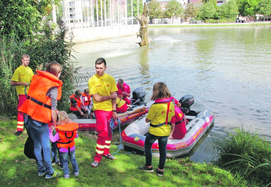 Eine spannende Sache: Beim Tag der Rettungsdienste mit dem Motorboot der DLRG über den Oberen See in Böblingen fahren. Bild: z
