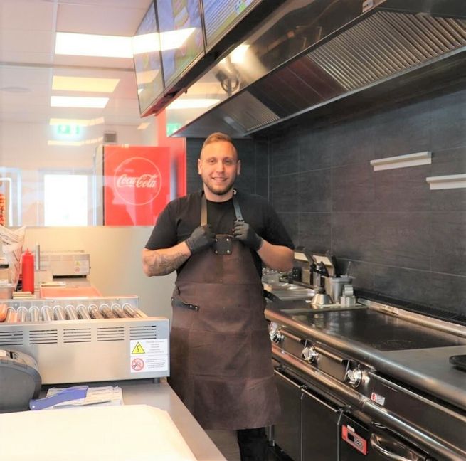 Hot Dogs und Burger bei Raffy's Diner in der Leonberger Str. 18 in Sindelfingen. Bild: z