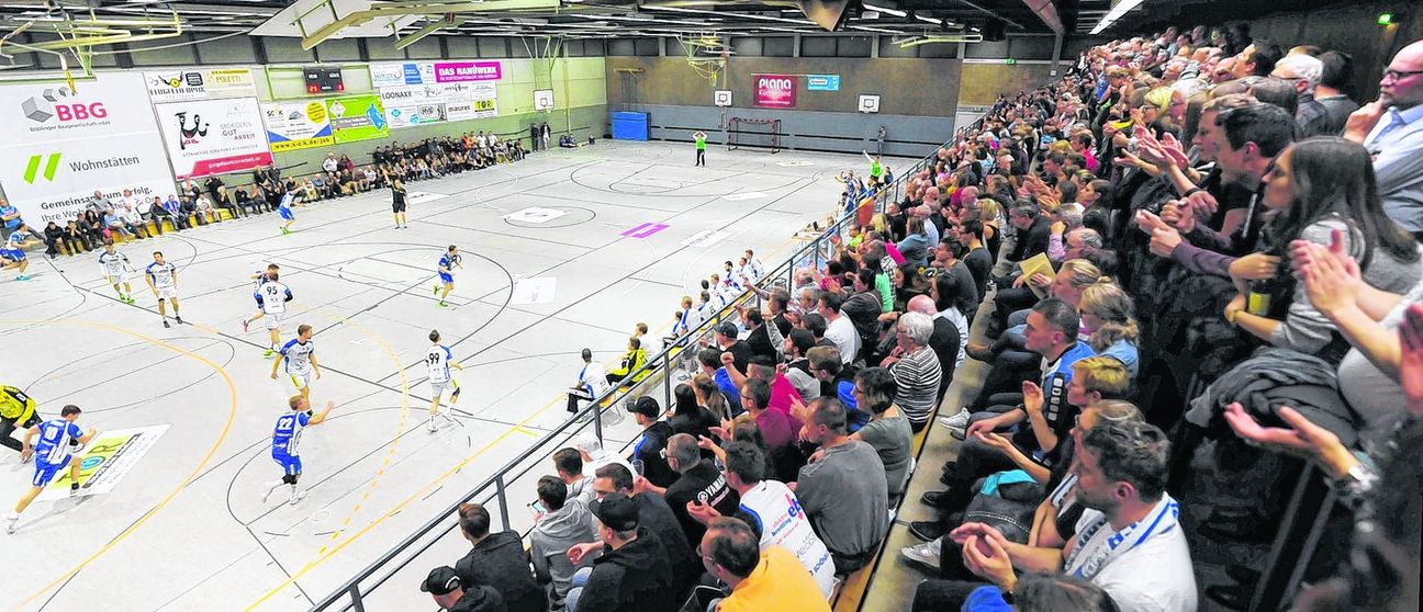 Kein Platz bleibt frei beim Württemberg-Liga-Duell zwischen der HSG Böblingen/Sindelfingen und der HSG Schönbuch. Bilder: automotorart