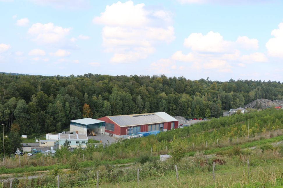 Von der ehemaligen Deponie aus hat man die Sortieranlage in Sindelfingen gut im Blick.   Bild: Landratsamt Böblingen