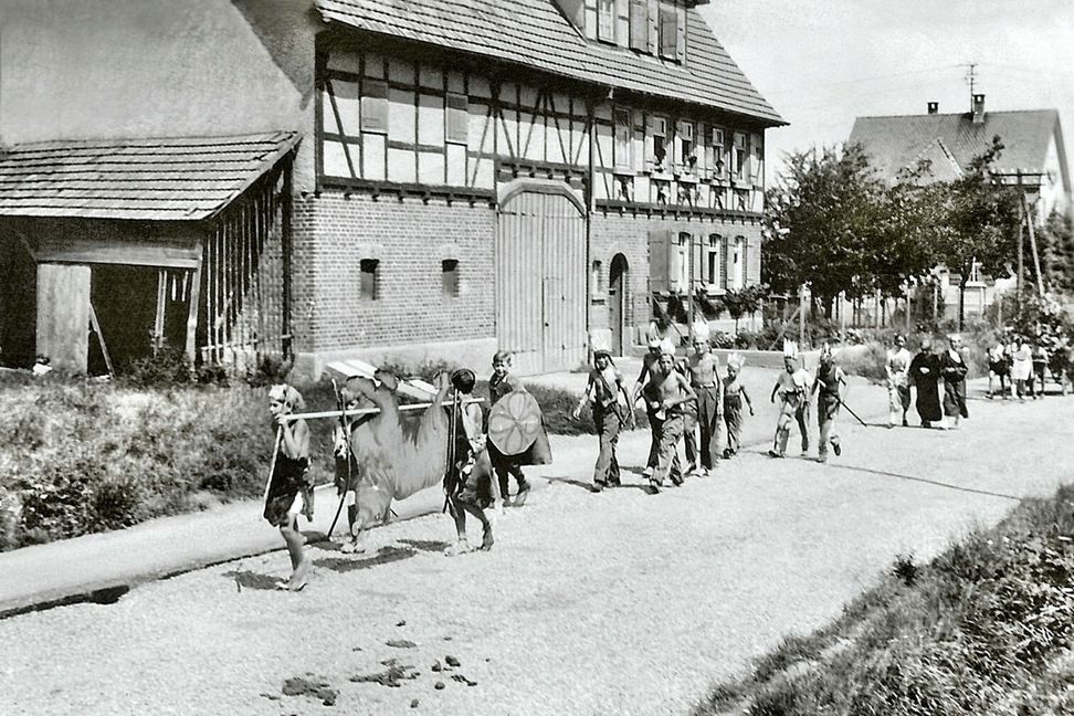 Blick in die Geschichte: Eine Gruppe in der Bahnhofstraße (heute Laurentiusstraße) beim Kinderfest-Umzug in den 50er Jahren. Bild: Archiv Arnau