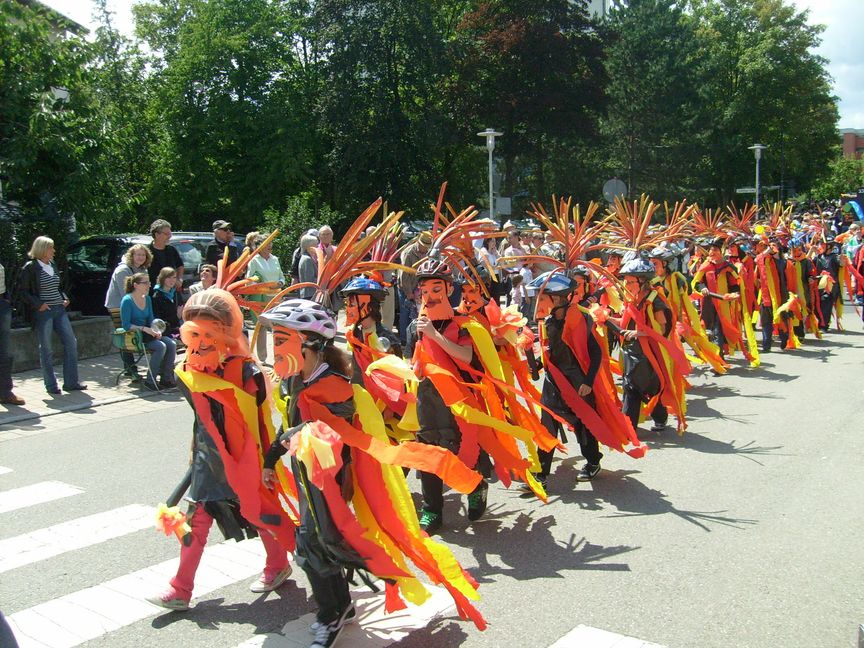 Bunte, fantasievolle Kostüme gehören zum Kinderfest-Umzug. Bild: Stampe/A