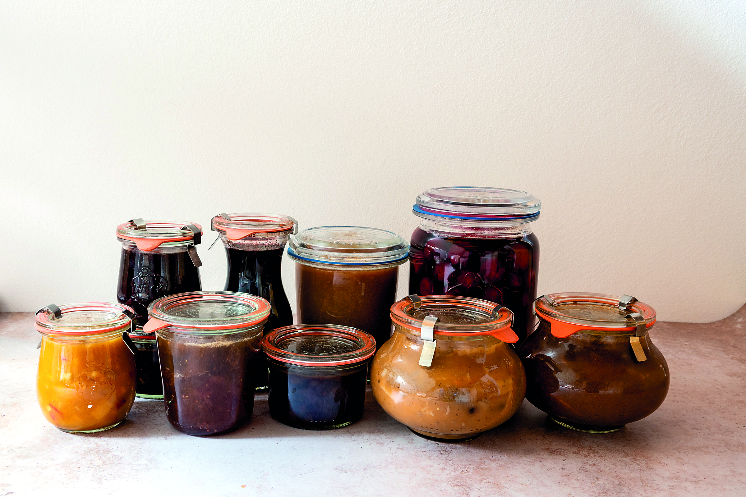 Vom klassischen Ein-Liter-Glas über bauchige Formen bis zum kleinen Glas für Marmelade, Weck-Gläser sind so vielfältig wie ihr Inhalt.
 Bild: Nüßle