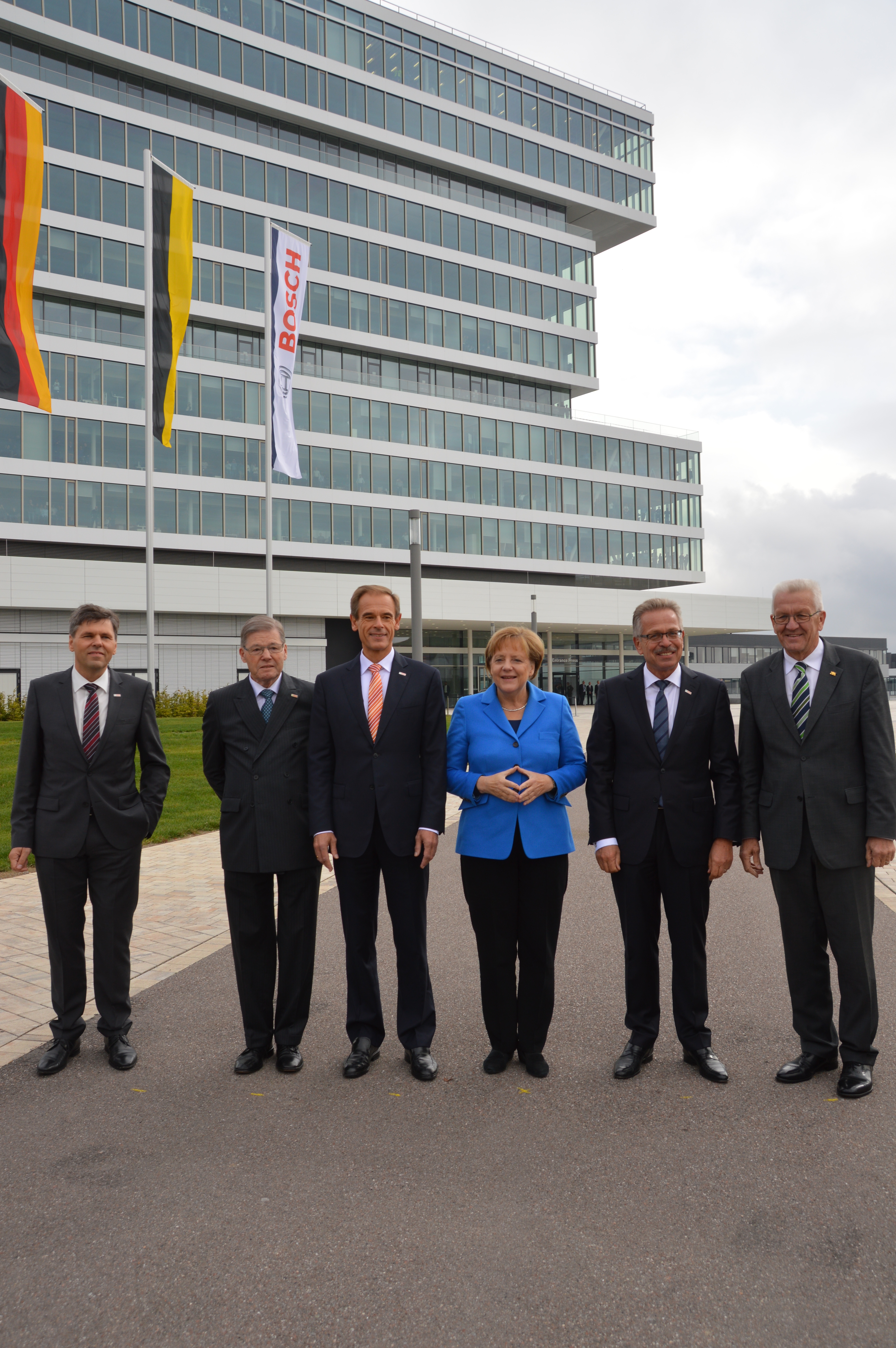 Empfangskomitee mit der Kanzlerin vor dem Bosch-Zentrum für Forschung und Vorausentwicklung in Renningen (von links): Dr. Michael Bolle (Leiter des Zentrums), Prof. Hermann Scholl (Ehrenvorsitzender der Boschgruppe, der Vorstandsvorsitzende Dr. Volkmar Denner, Dr. Angela Merkel, Denners Vorgänger Franz Fehrenbach und Ministerpräsident Winfried Kretschmann.	Bild: Reichert