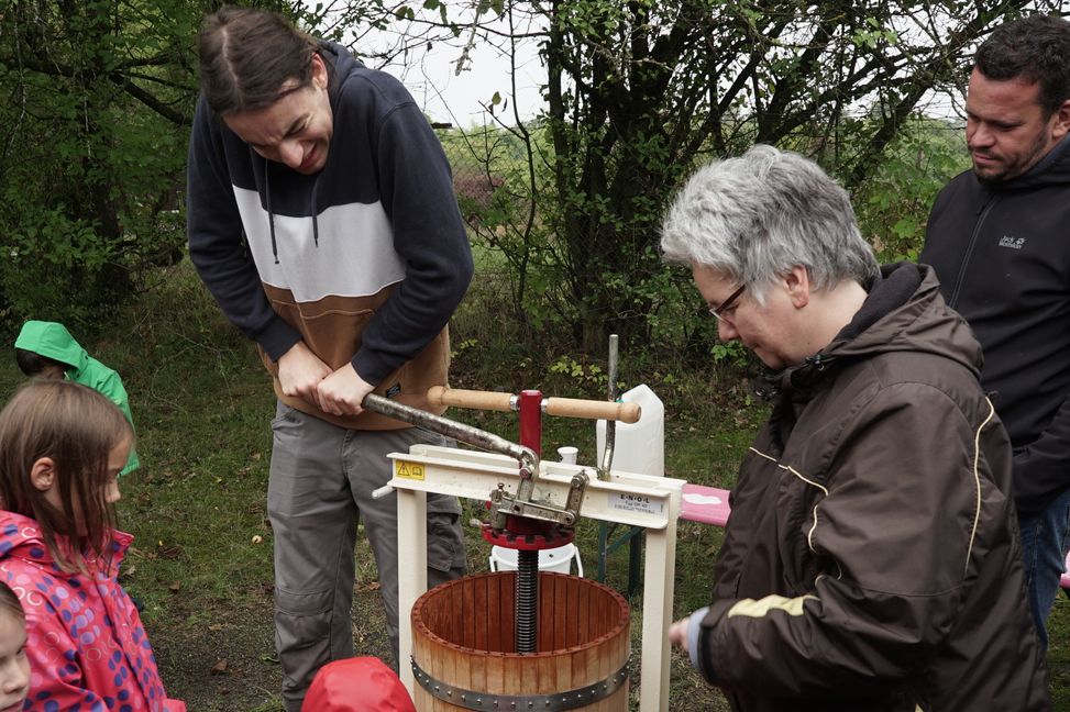 Paul Krones muss an der Saftpresse Schwerstarbeit leisten. Bild: Heiden