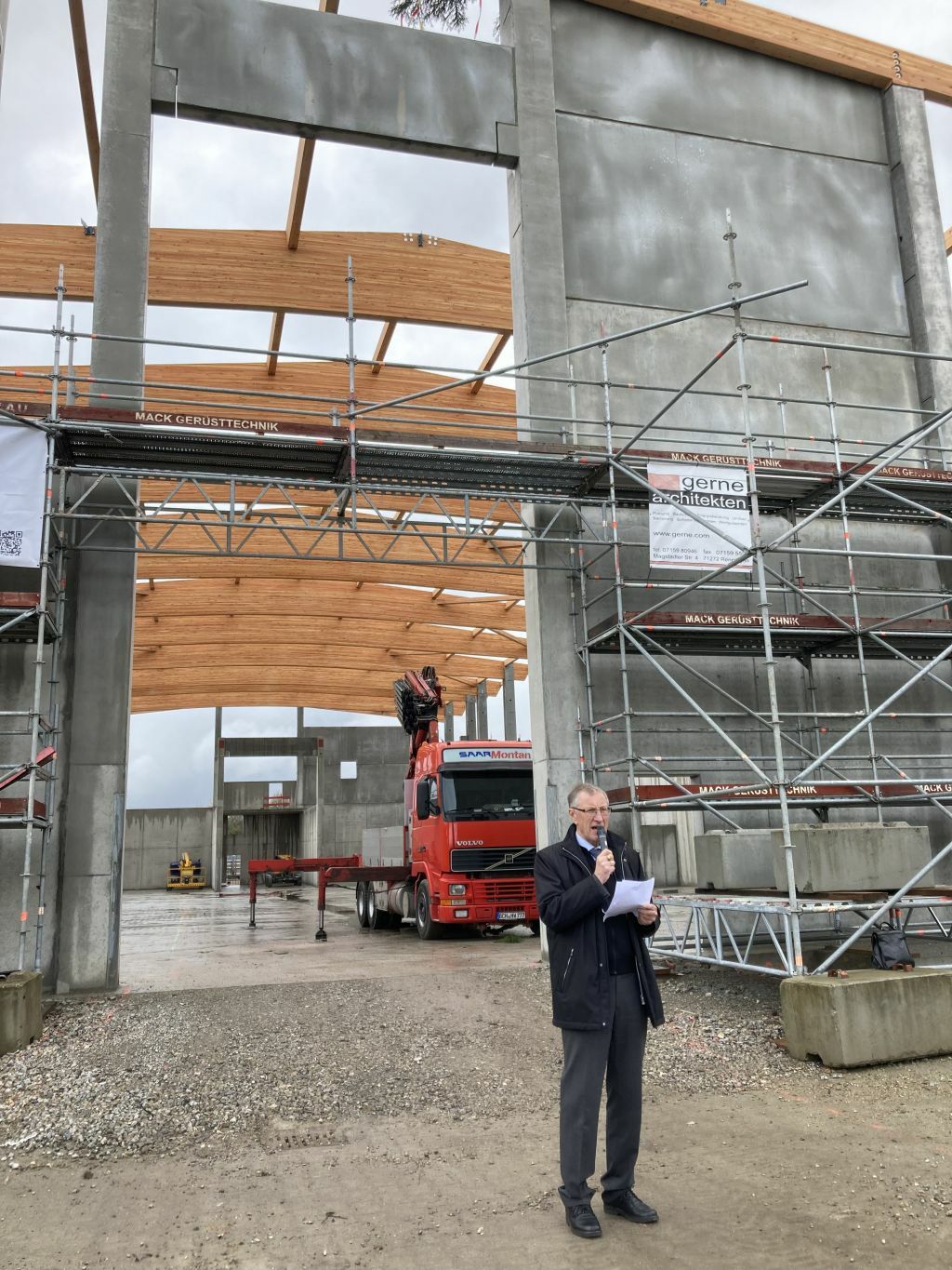 Landrat Roland Bernhard bei seiner Rede beim Richtfest der Bioabfallverwertungslanlage in Leonberg. Bild: z
