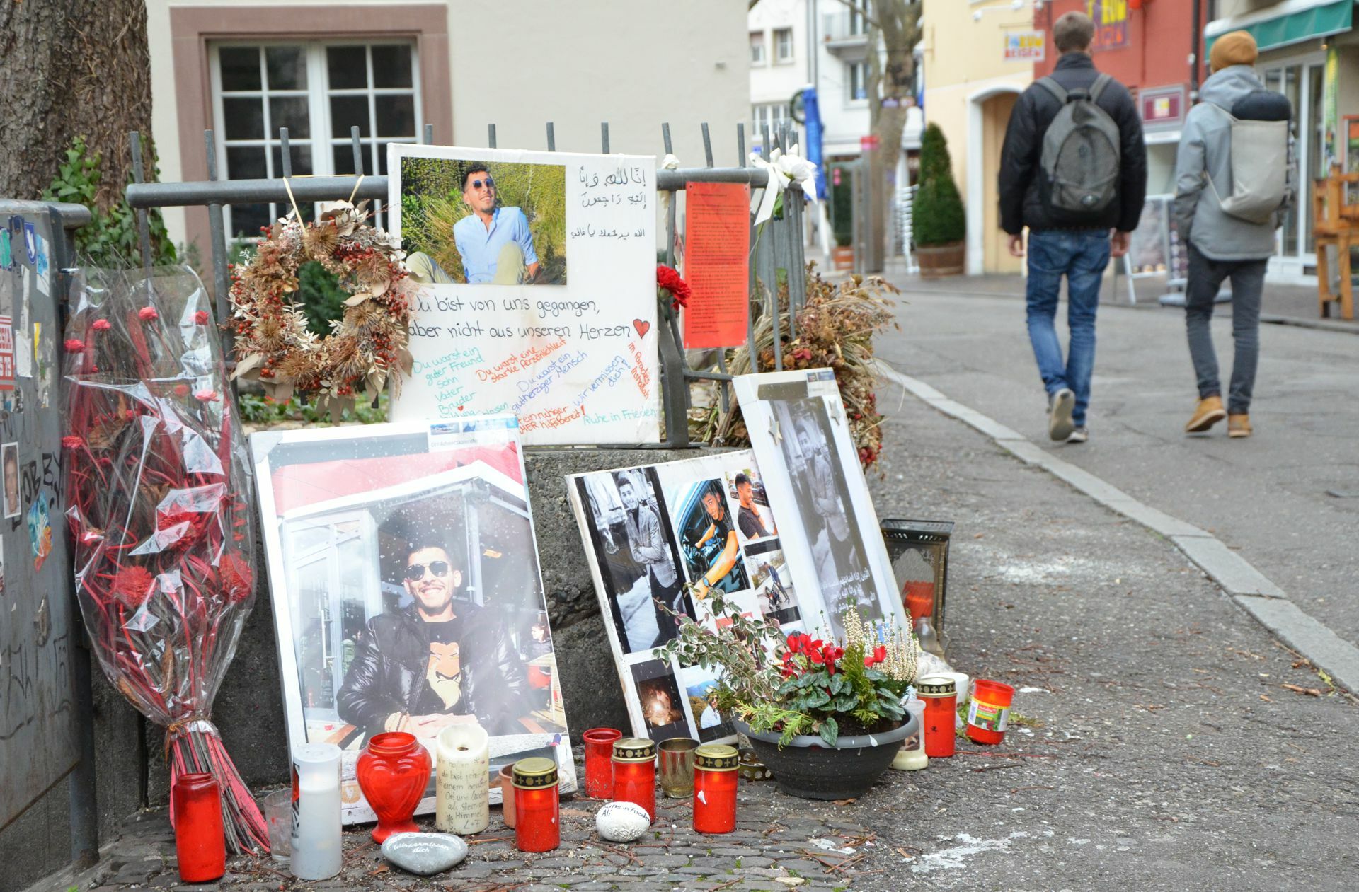 Freunde von Ali B. haben an seinem Todesort Kerzen und Bilder aufgestellt. Eine  – nicht aktivierte – Überwachungskamera ist etwa zehn Meter entfernt.