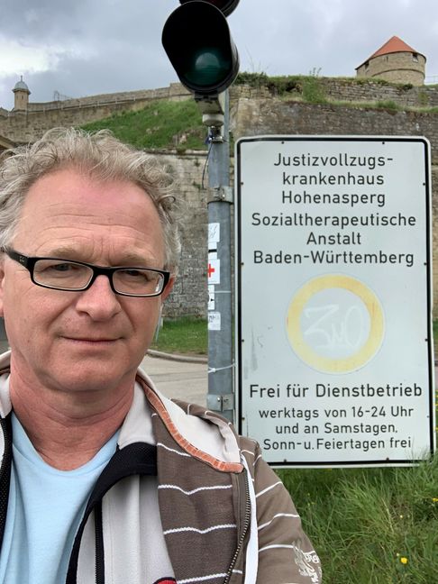Bernward Bog vor den Mauern von Hohenasoerg.Bild: z