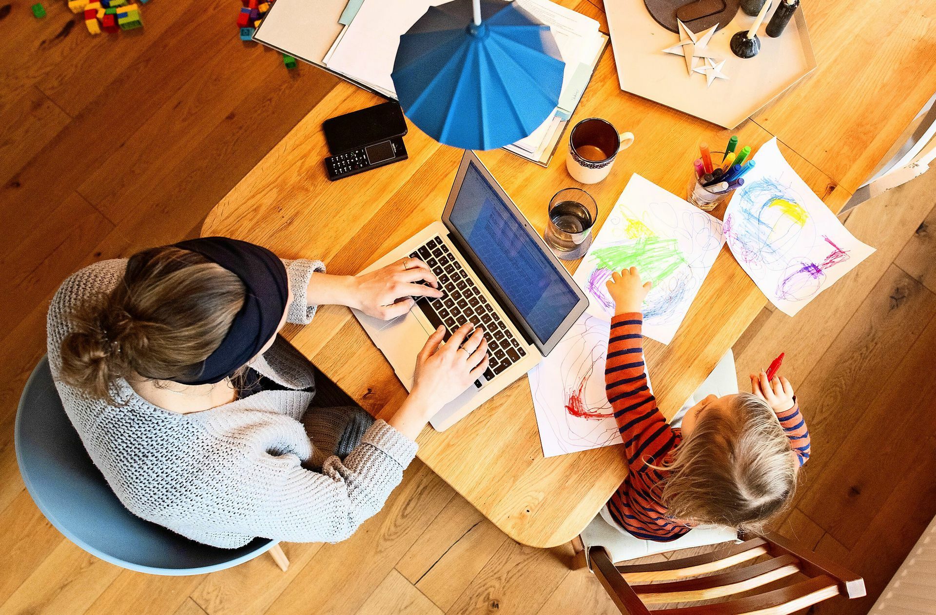 Mit Kind  im Homeoffice – das wird als besonders belastend empfunden.
 Foto: dpa