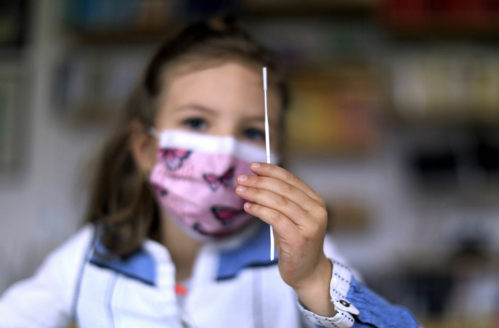 Eines von 100 Schulkindern in Deutschland hat sich in der vergangenen Woche nachweislich mit dem Coronavirus infiziert.