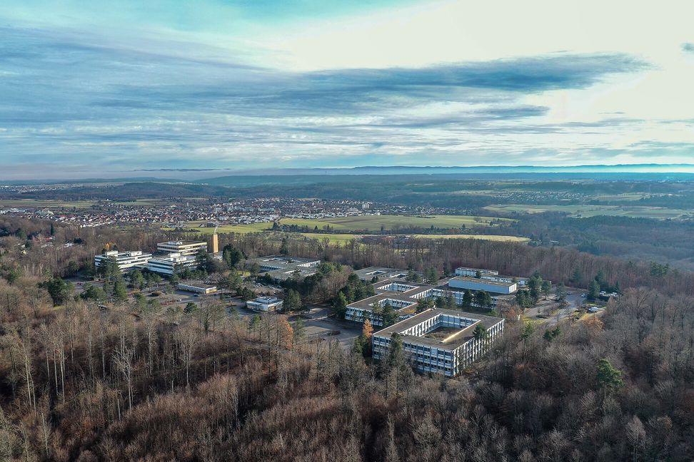 Das IBM-Areal wird ein neuer Böblinger Stadtteil. Mehrfamilienhäuser sollen dort genauso in Holzbauweise errichtet werden wie eine Grundschule, ein Kindergarten oder ein Supermarkt. Angedacht ist zudem, eine Seilbahn zu bauen, die den Stadtteil mit Schönaich (im Hintergrund links) und der Schönbuchbahn-Haltestelle Zimmerschlag verbindet. Bild: Dettenmeyer