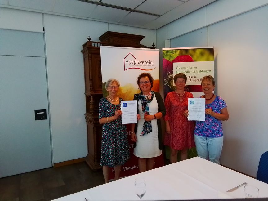 Bei ihrer letzten Mitgliederversammlung spendete der Ortsverband das restliche Vereinsvermögen. Für den Hospizverein Region Böblingen-Sindelfingen nahm Birgit Wohland-Braun (links) 1000 Euro und Birgit Hospotzky (Zweite von rechts) für den Ökumenischen Hospizdienst Böblingen, Bereich Kinder- und Jugendhospiz 500 Euro von Barbara Liebhäußer und Marianne Kurth in Empfang.  Bild: z