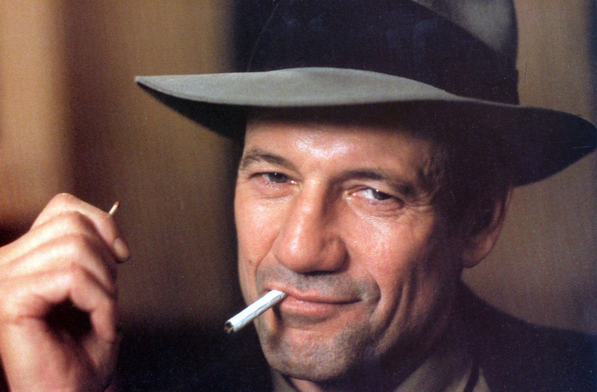 Fred Ward spielte überzeugend Typen mit harten Lebenserfahrungen.