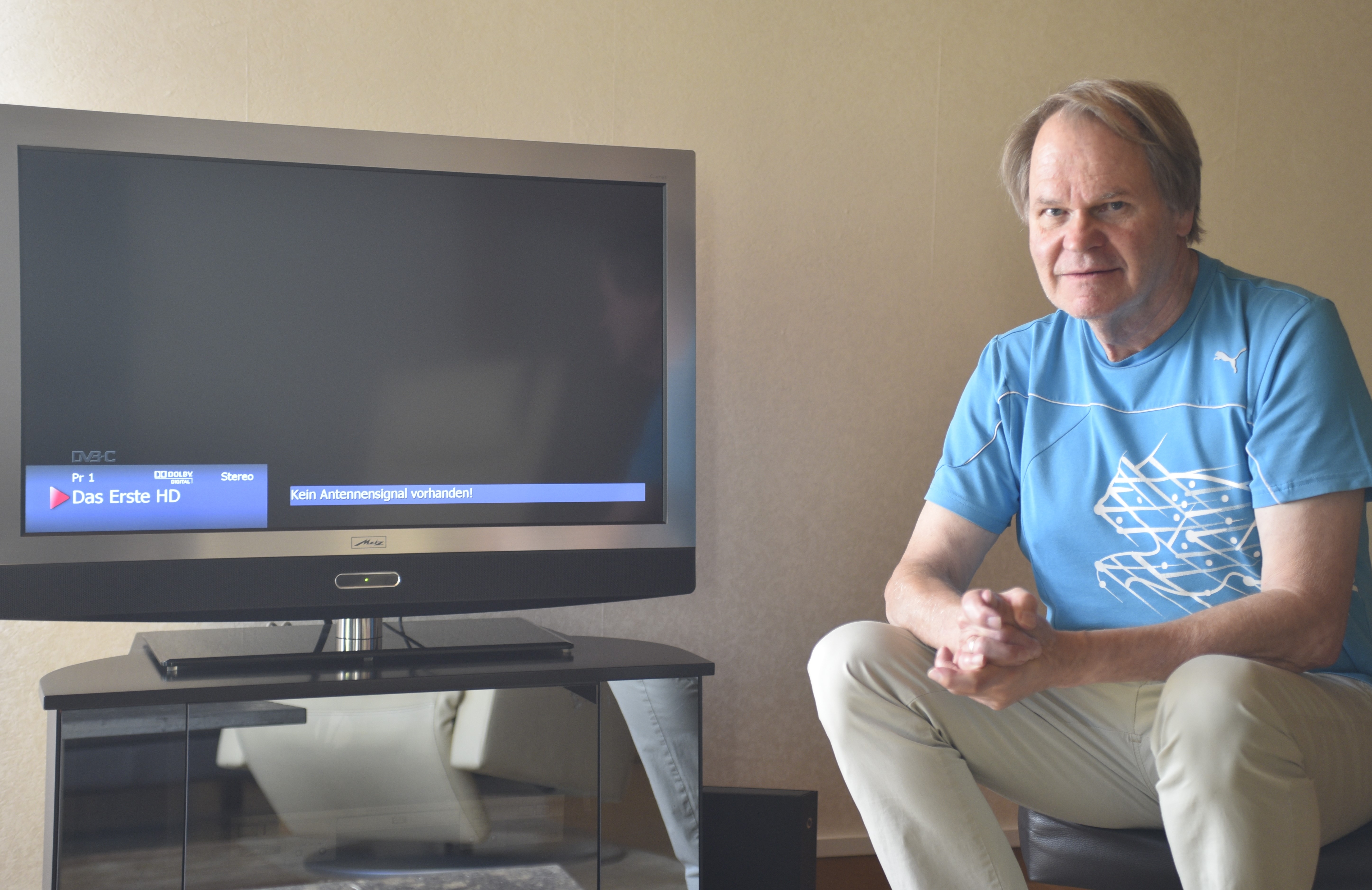 Der Magstadter Christian Bemmann und sein Fernseher. Zwei Wochen lang gab es keinen Empfang. Auch das Festnetztelefon und das Internet funktionierten nicht.  Bild: Reichert