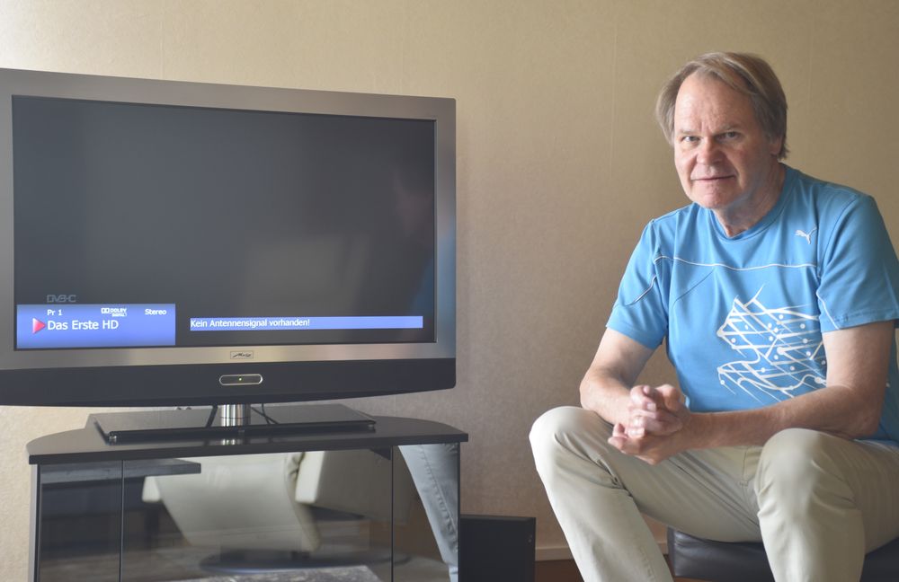 Der Magstadter Christian Bemmann und sein Fernseher. Zwei Wochen lang gab es keinen Empfang. Auch das Festnetztelefon und das Internet funktionierten nicht. Bild: Reichert