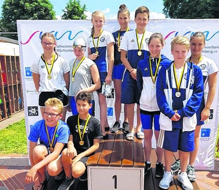 Medaillenhamster aus Sindelfingen: Die erfolgreichen Schwimmer des VfL bei den württembergischen Meisterschaften.  Bild: z