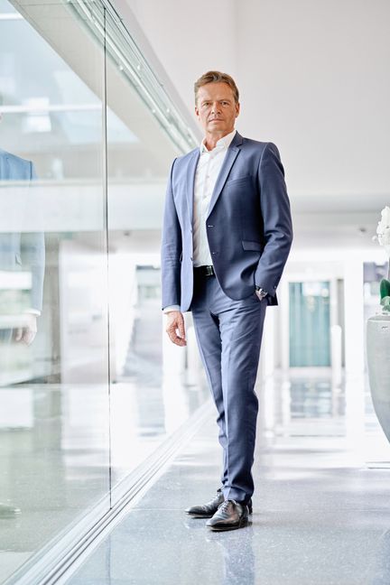 Markus Schäfer, Mitglied des Vorstands der Daimler AG und Mercedes-Benz AG; verantwortlich für Daimler Konzernforschung und Mercedes-Benz Cars COO.
Markus Schäfer, Member of the Board of Management of Daimler AG and Mercedes-Benz AG; responsible for Daimler Group Research and Mercedes-Benz Cars COO.
 "Mercedes-Benz AG - Global Commu