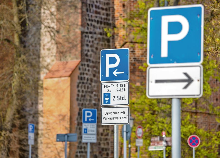 Viele Parkschilder sollen verschwinden. Bild: Adobe Stock/Rainer Fuhrmann