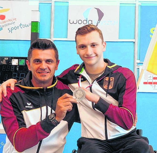 Medaillengewinner und der Bundestrainer: Maurice Schmidt (rechts) und Gavrila Spiridon.  Bild: z
