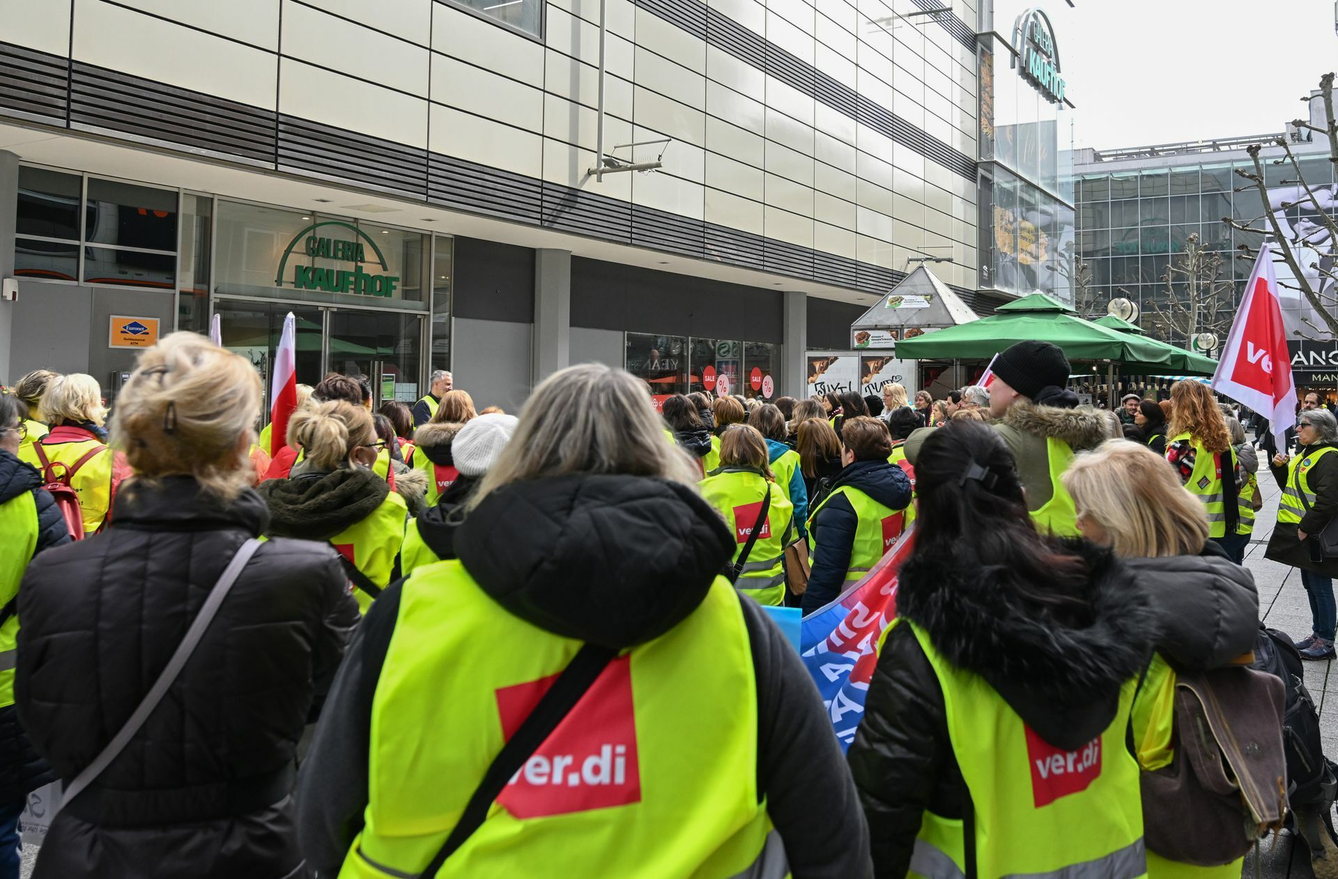 Protestaktion vor einer der beiden Galeria-Filialen in Stuttgart – die Beschäftigten müssen bangen.
