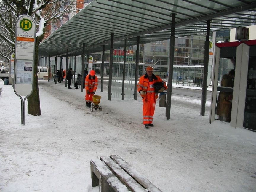 In einigen Bereichen streuen die Mitarbeiter der Technischen Betriebsdienste von Hand. Bild: z