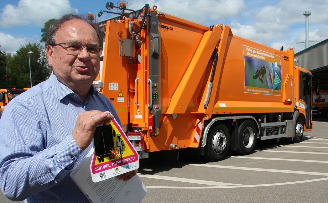 AWB-Werkleiter Wolfgang Bagin zeigt auf den Sensor, der Gefahrensituationen erkennen soll