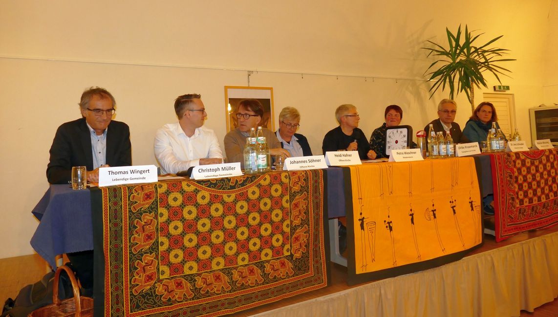 Kandiudatenvorstellung in Sindelfingen (von links): Pfarrer Thomas Wingert und Christoph Müller (Lebendige Gemeinde), Johannes Söhner und Pfarrerin Heidi Hafner (Offene Kirche), Moderatorin Petra Waschner, Ulrike Krusemarck (Evangelium und Kirche) sowie Pfarrer Dr. Jens Schnabel und Marion Blessing (Kirche für morgen). Bild: Lück