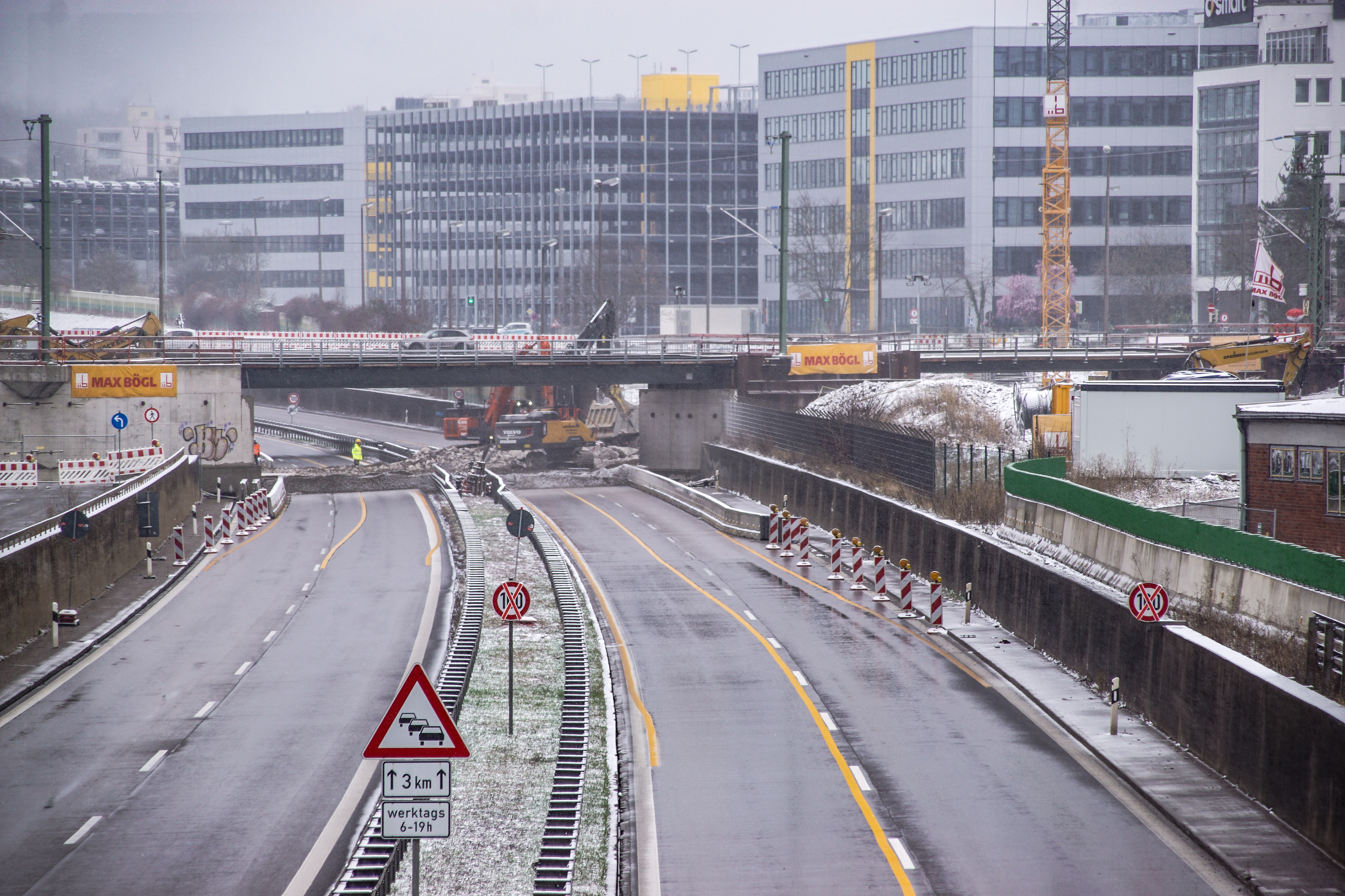Seit Freitagabend  wird die Alte Ranknbachbahnbrücke abgerissen. Bilder: Dettenmeyer
