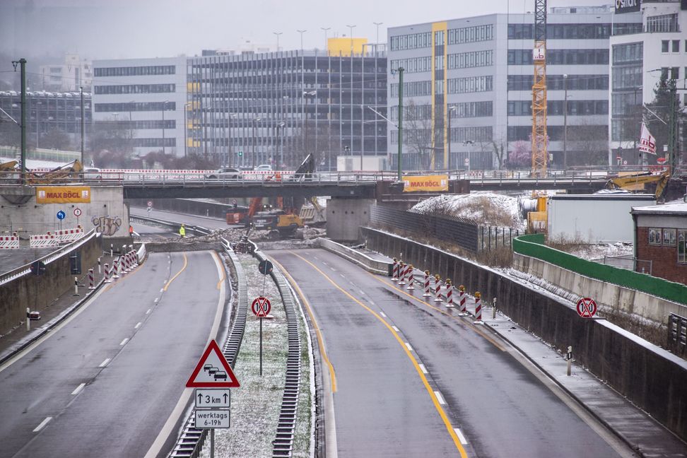 Seit Freitagabend wird die Alte Ranknbachbahnbrücke abgerissen. Bilder: Dettenmeyer