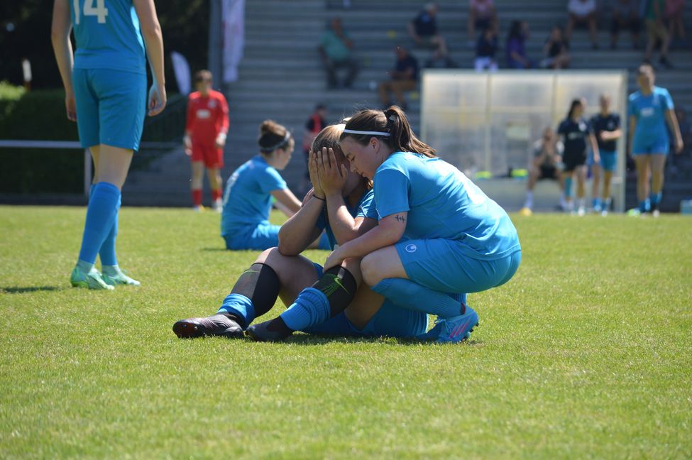 Ladies-Akteurin Emilie Rapp (rechts) nimmt nach nach der 0:1-Derbyniederlage in Herrenberg die untröstliche Vivien Fröschle in den Arm. Bild: Zvizdiç