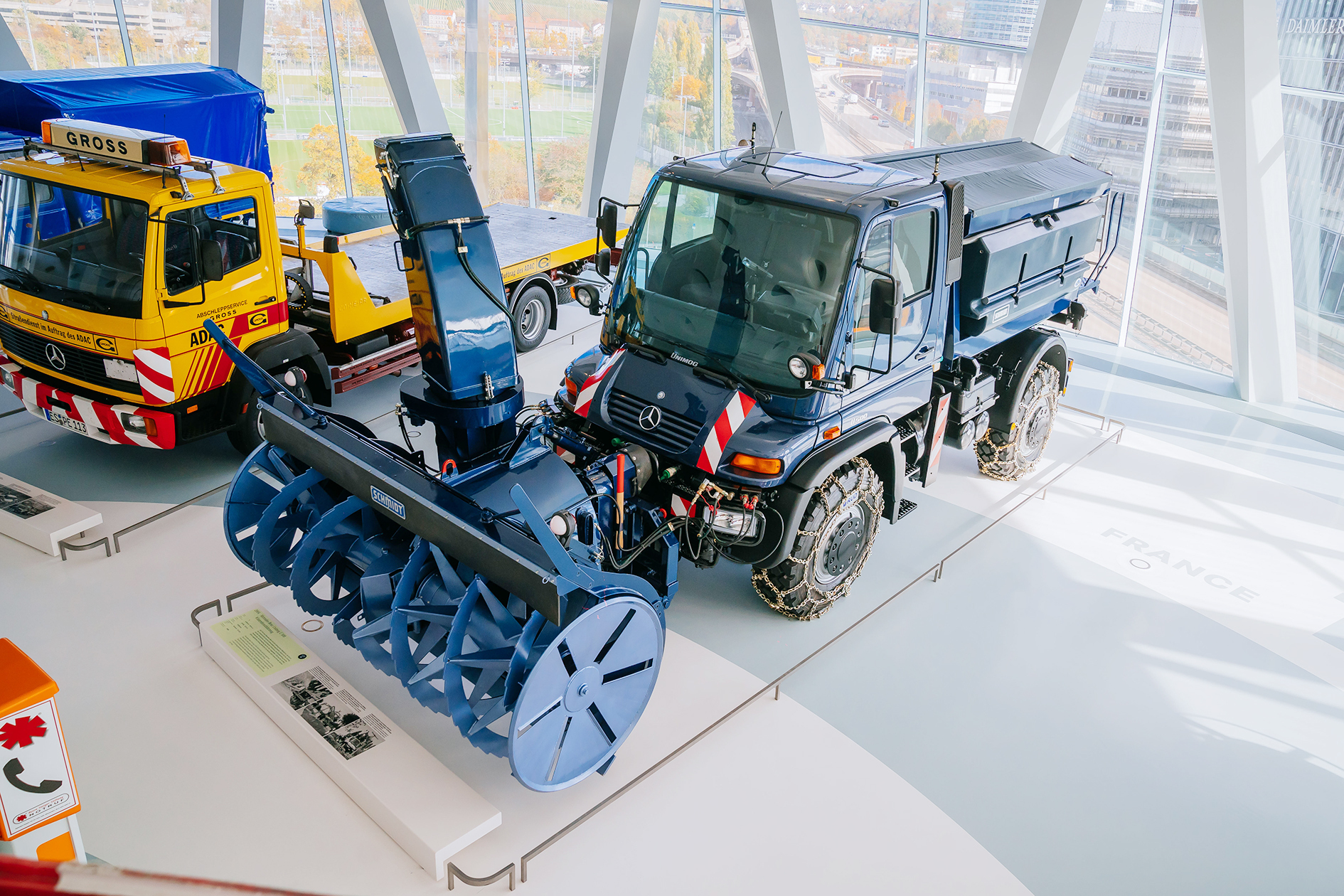 Mercedes-Benz Museum, Raum Collection 3: Galerie der Helfer. Mercedes-Benz Unimog U 500 der Baureihe 405, Winterdienstfahrzeug mit Schneefräse, Schneeketten und Streuaufbau aus dem Jahr 2004.    Bild: Daimler AG