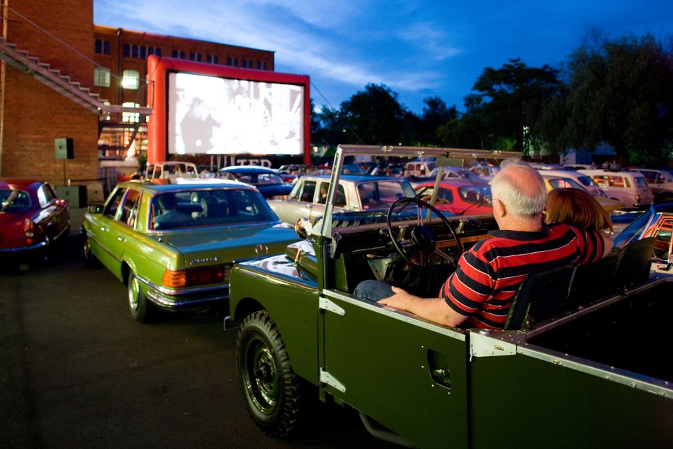 Ganz so cool im offenen Cabrio wird es beim Böblinger Autokino zunächst einmal nicht zugehen. Nach den derzeitigen Corona-Regularien müssen das Verdeck und die Fenster geschlossen sein.  Bild: z